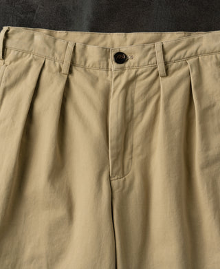 front double pleats of Classic Fit Two-pleated Chino