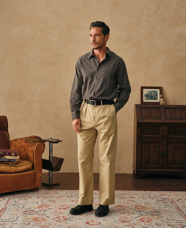 Khaki pleated chino pants, side pockets and belt