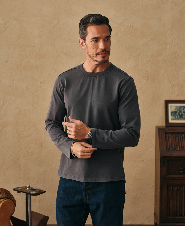 Men’s washed black long-sleeve T-shirt, crew neck and sleeve length at wrist