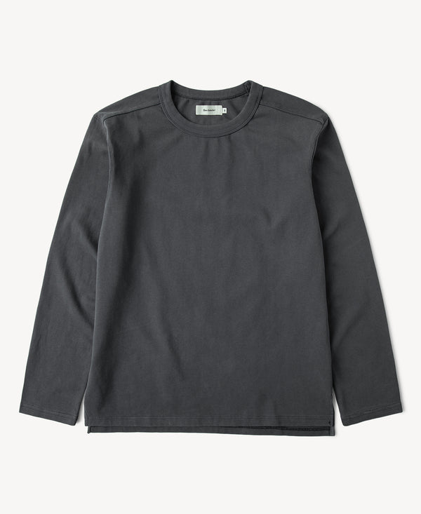 Washed vintage black long-sleeve T-shirt with crew neck and relaxed fit